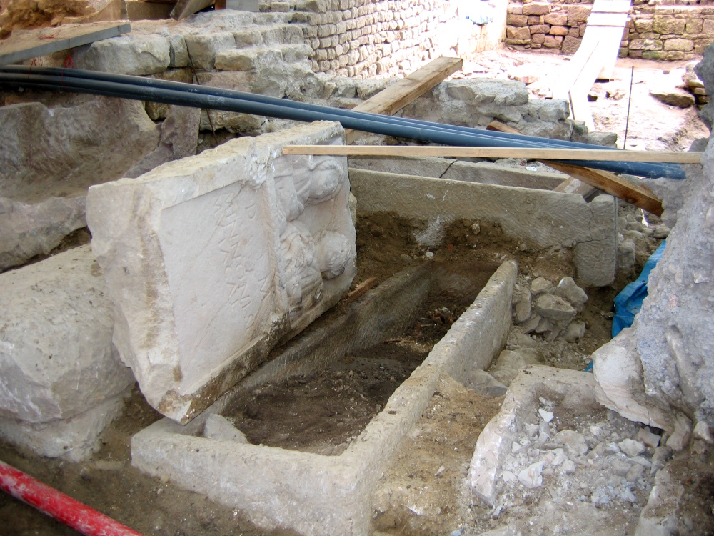 Stèle funéraire antique réutilisée en couvercle de sarcophage Luxeuil 2009