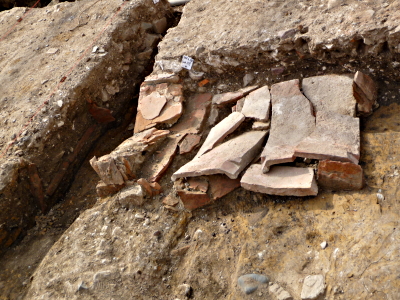 tombe en tuiles romaines fouilles Luxeuil 2009 