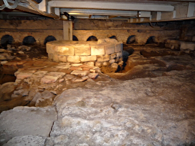 Une église du VIe siècle a été découverte sous le sol de la cathédrale. Un programme de sauvegarde a permis de conserver les vestiges archéologiques - ici le baptistère