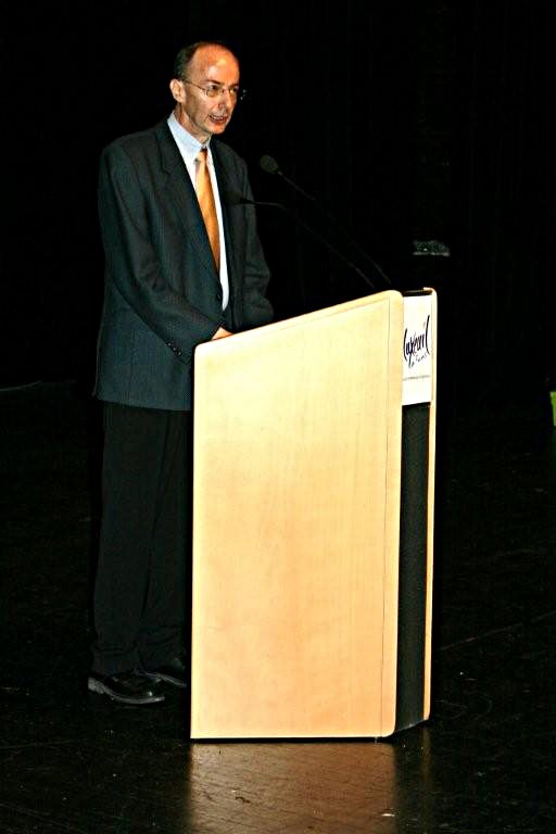 Philippe Kahn, historien, vice président des Amis de Saint Colomban présente les films de la soirée /photo Arnaud Demonet