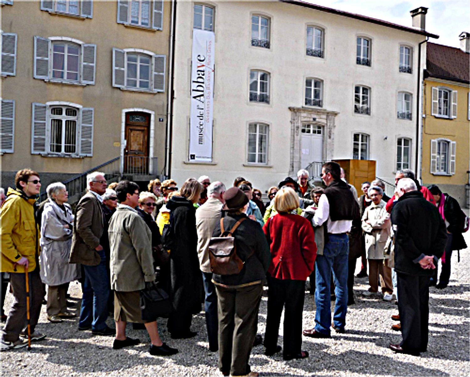 M. Petitdemange accueille les Amis de St Colomban devant le palais abbatial de Senones