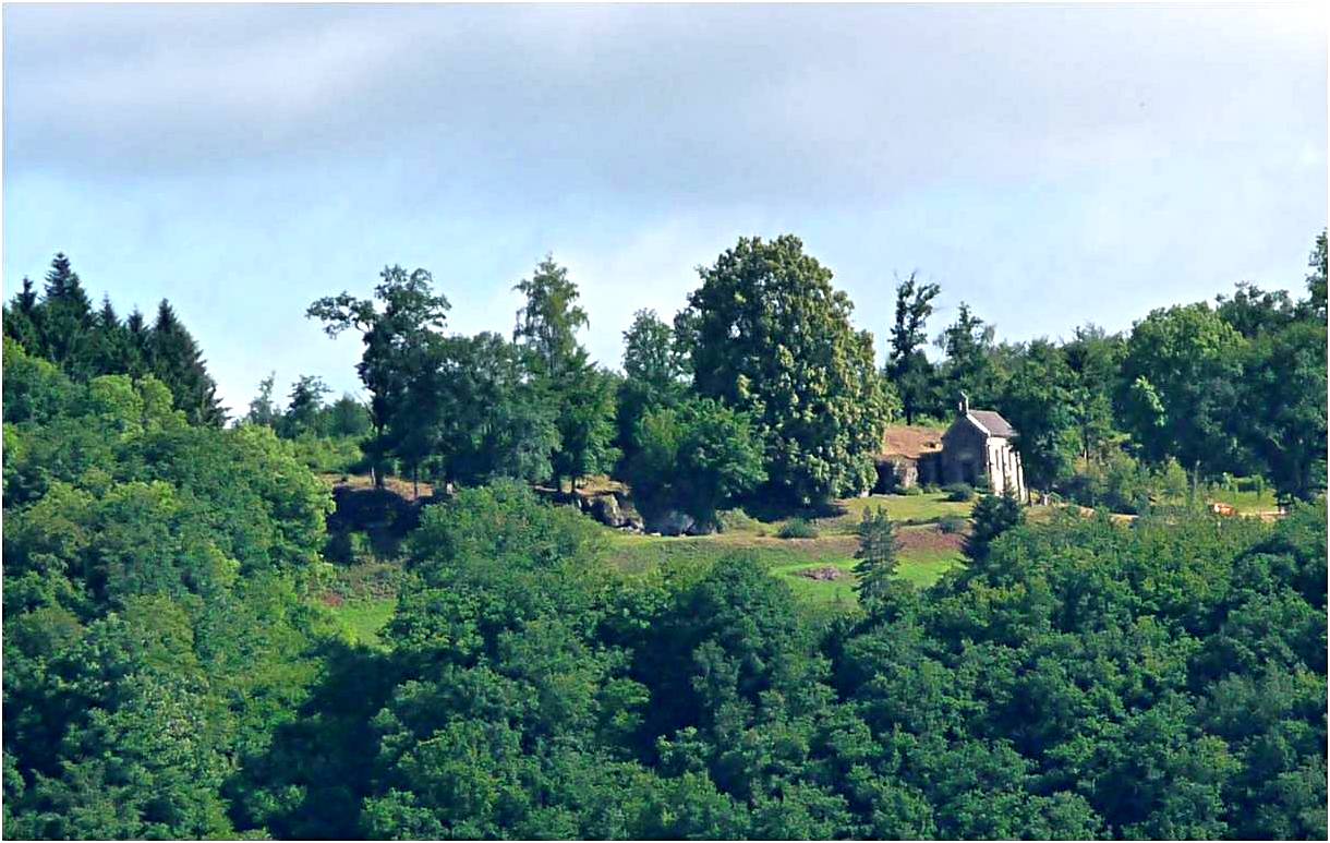 Vue au téléobjectif du site depuis Les Fessey 