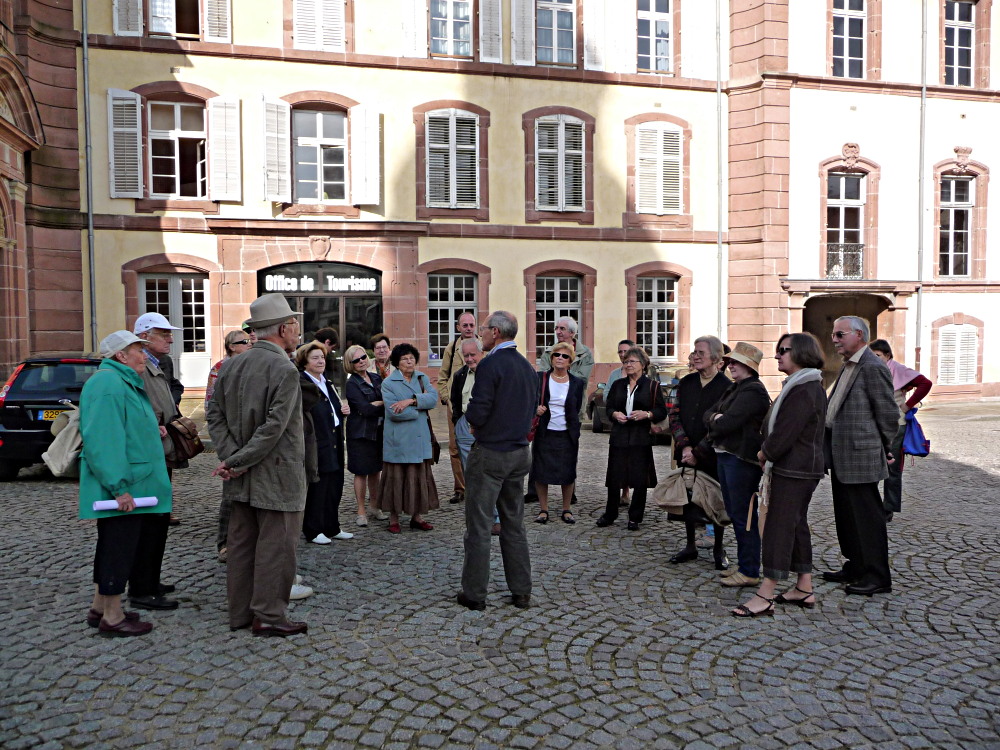 M.André Petitdemange historien de Senones avec les Amis de Luxeuil devant le palais abbatial