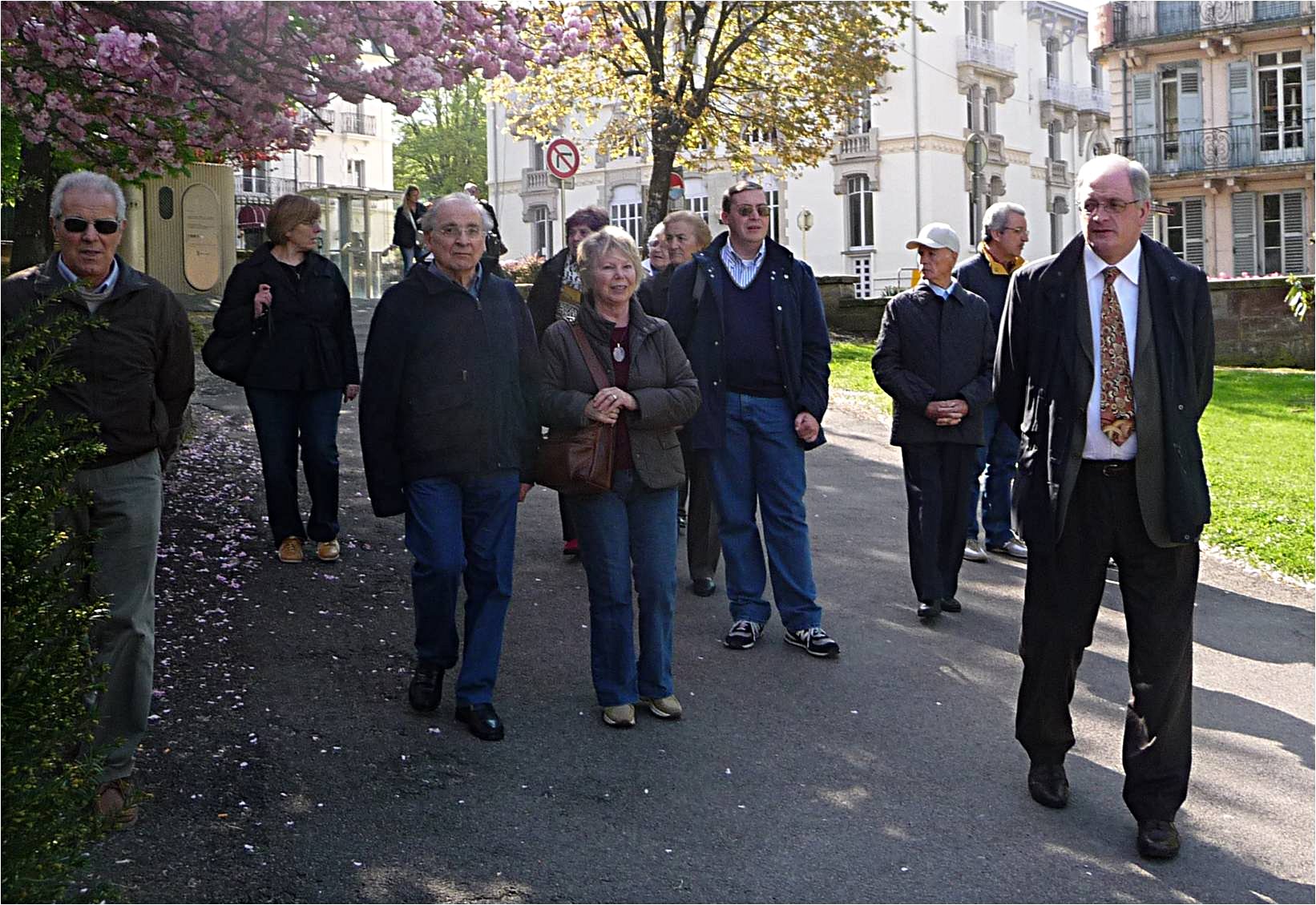 Les Amis de Bobbio dans le parc de l'établissement thermal