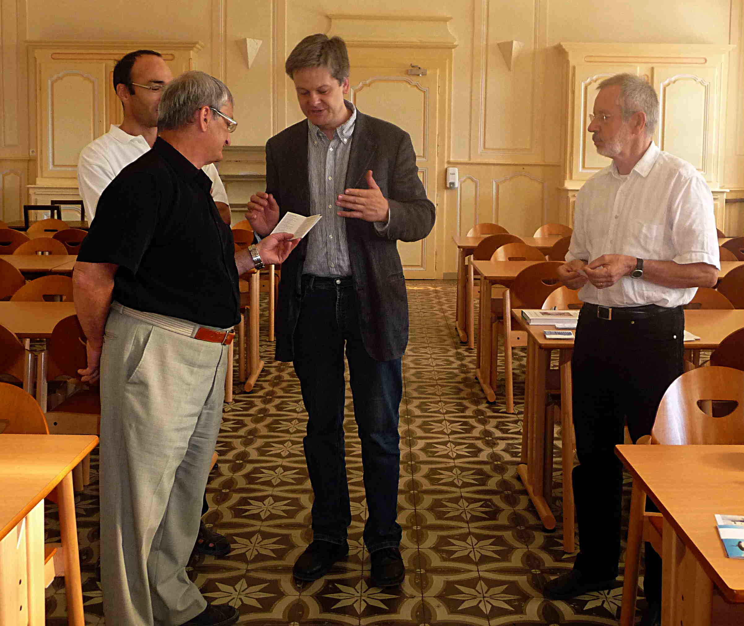 Echange de cadeaux entre M. Knoch, pasteur de Leutkirch, M. Zimmer, président de l'association de la chapelle de Leutkirch, et M. Michel Raison, maire de Luxeuil-les-Bains