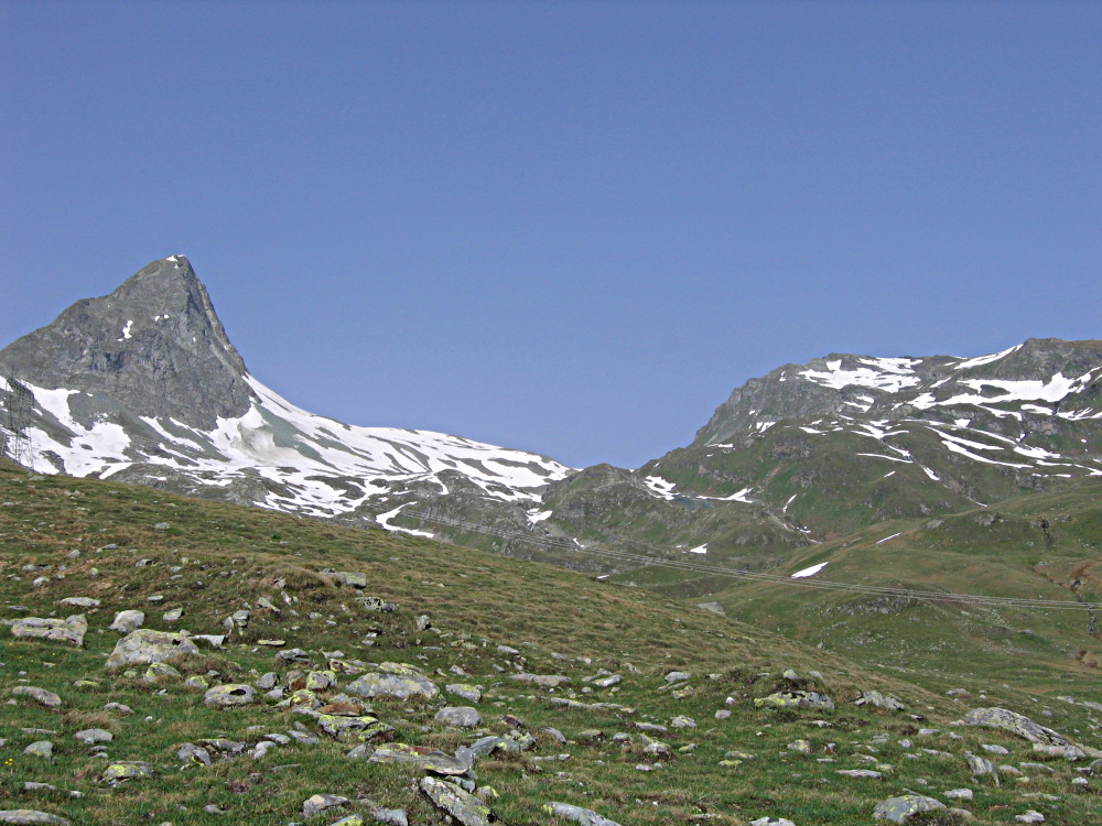 Le mont Colomban à droite