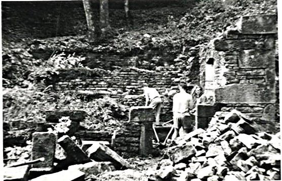 Travaux en 1960 ermitage Saint Valbert démolition et reconstruction de la future chapelle - Photo AASC