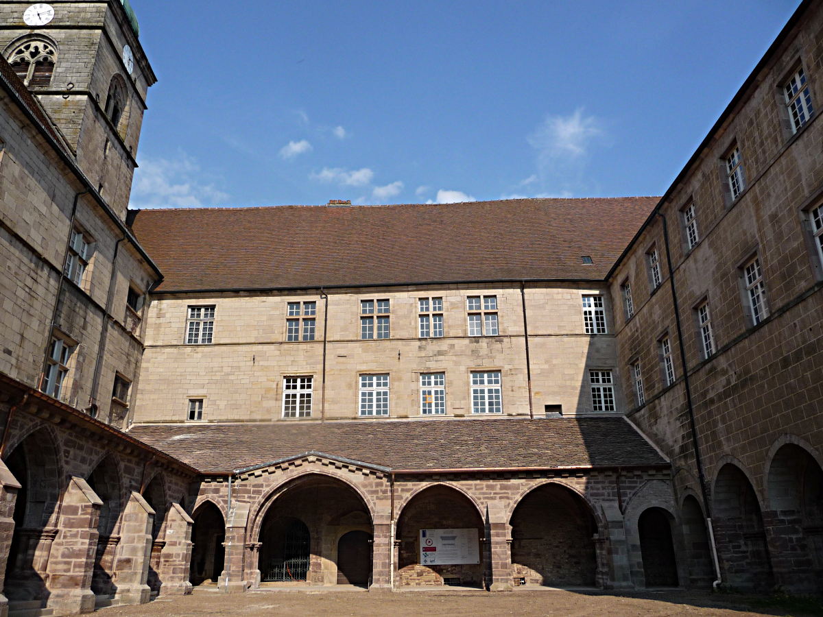 cloitre de l'abbaye de Luxeuil avril 2011