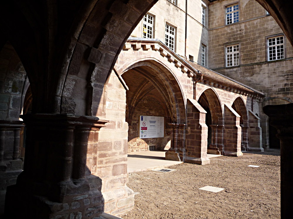 cloitre de l'abbaye de Luxeuil avril 2011