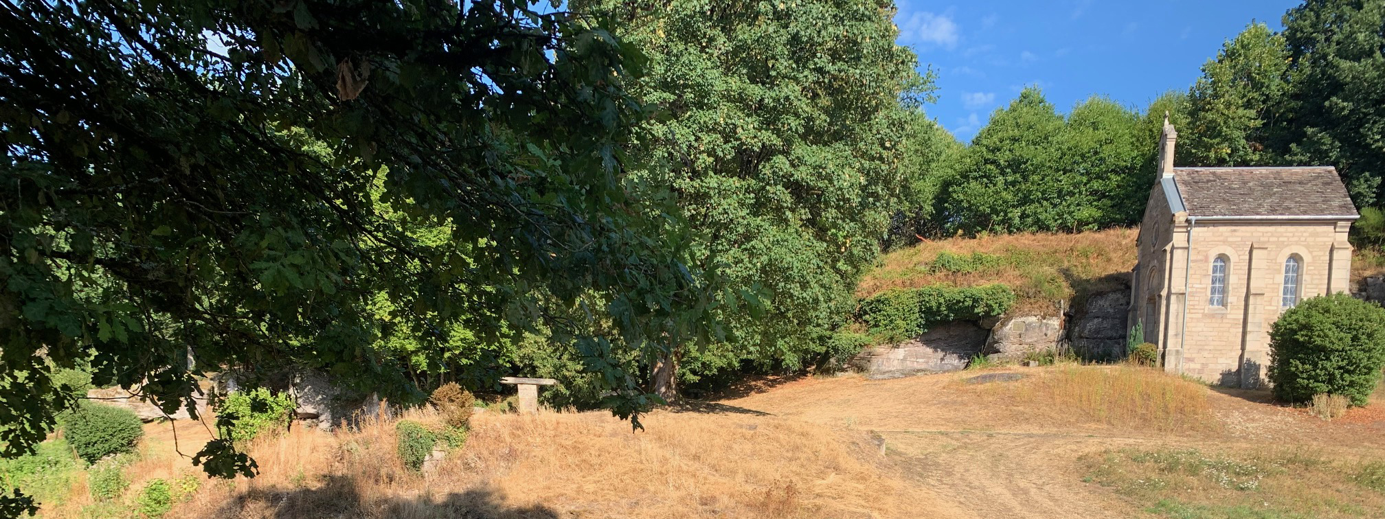 Grotte de Saint-Colomban  : restauration de la petite digue du bassin de récupération des eaux de source provenant des exsurgences dans la proximité de la chapelle
