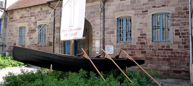 Luxeuil  : installation d’un Curragh devant l’Abbaye